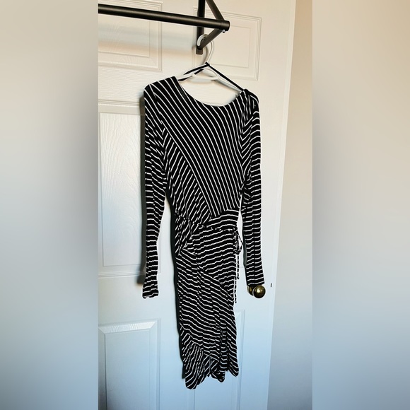 Fitted Maternity Dress! - Picture 3 of 3